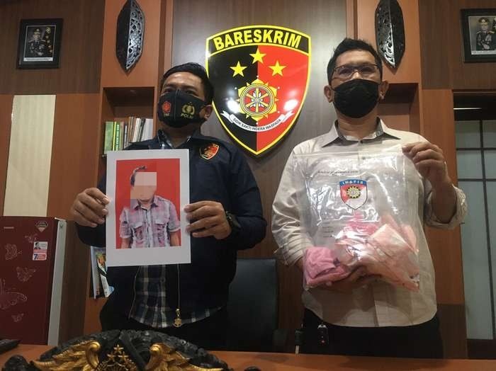 BARANG BUKTI : Kasat Reskrim Polresta Balikpapan, Kompol Rengga Puspo Saputro (kiri) menunjukkan barang bukti kasus pemerkosaan bapak terhadap anak kandung di Mapolresta Balikpapan, Kamis (20/1).