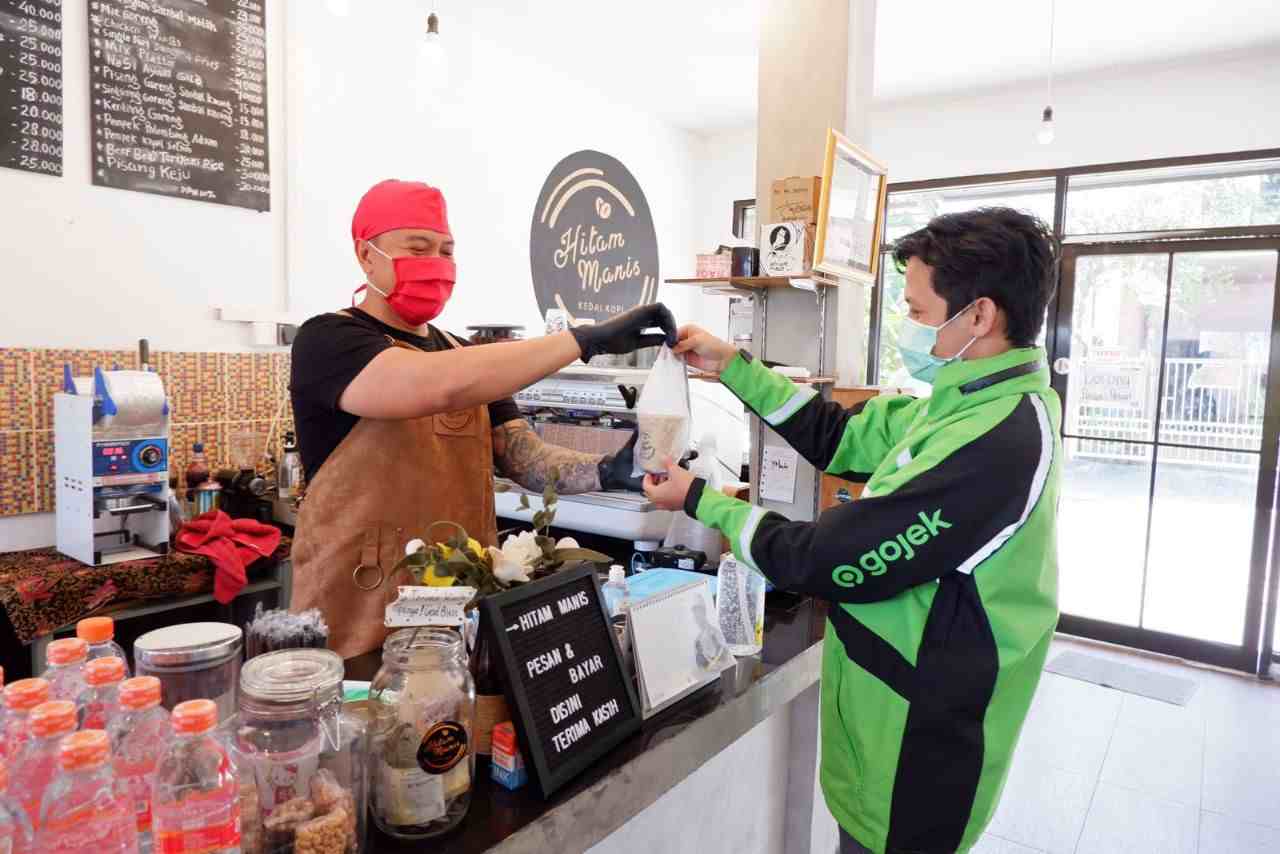 KONTRIBUSI: Mitra dalam ekosistem Gojek tercatat mengalami peningkatan pendapatan pada 2021 dibandingkan awal pandemi. Ini menunjukkan ekosistem Gojek mampu membantu percepatan pemulihan ekonomi mitranya.