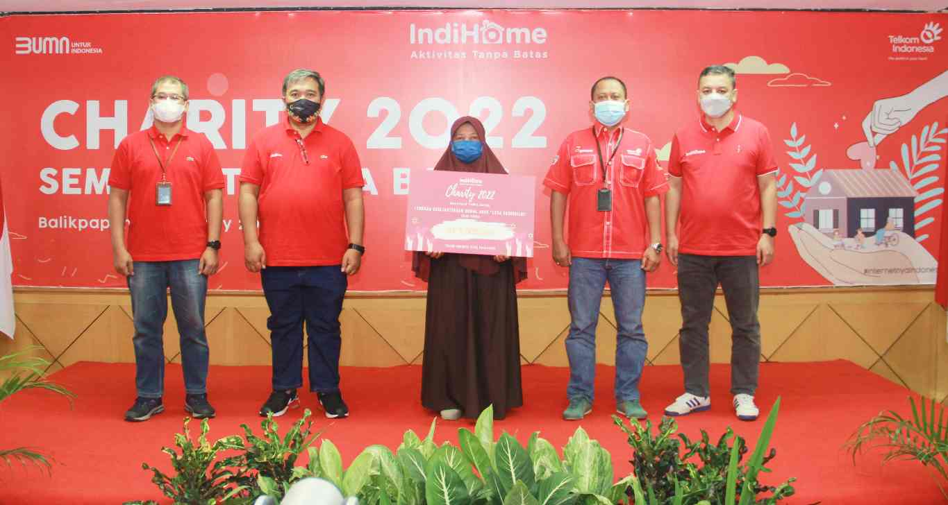 Teddy Hartadi (kedua kiri) bersama Senior Leaders Telkom Regional VI Kalimantan di acara IndiHome Charity Triwulan Keempat 2021