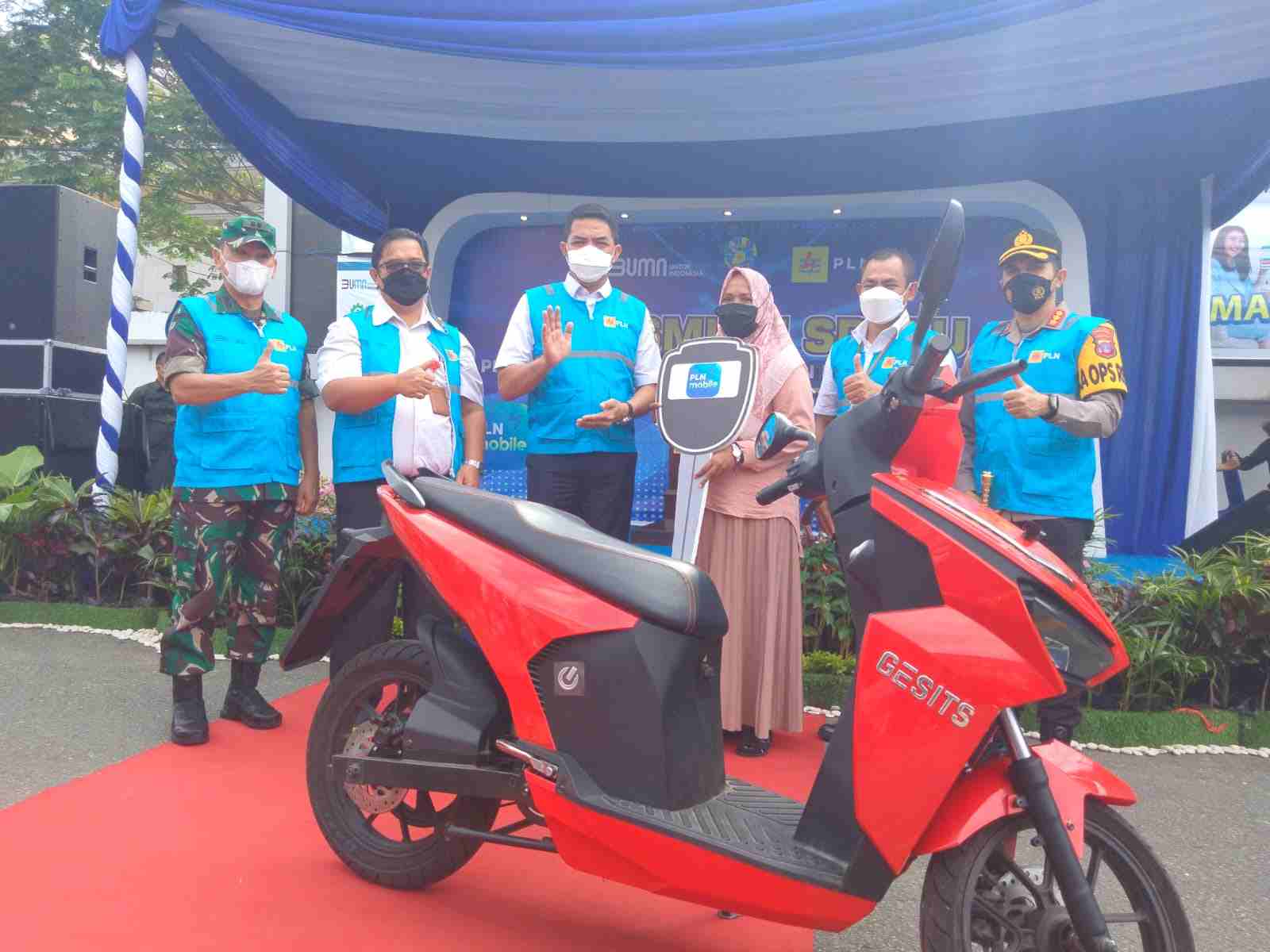 SERAHKAN : H Andi Harun (tiga kiri) dan Saleh Siswanto (dua kanan)  foto bareng usai menyerahkan hadiah satu unit kendaraan motor listrik kepada Jusmiati kemarin.