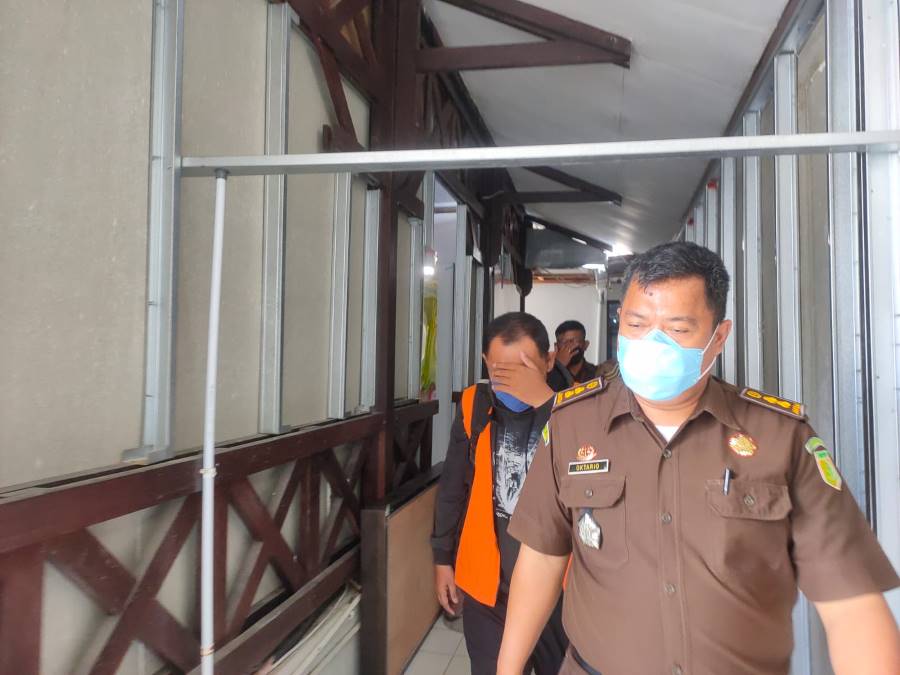 BIKIN RUGI NEGARA : DS (rompi oranye) langsung digelandang ke Rutan Balikpapan, setelah ditetapkan sebagai tersangka dalam kasus dugaan korupsi di PT Pegadaian Kanwil IV Balikpapan.