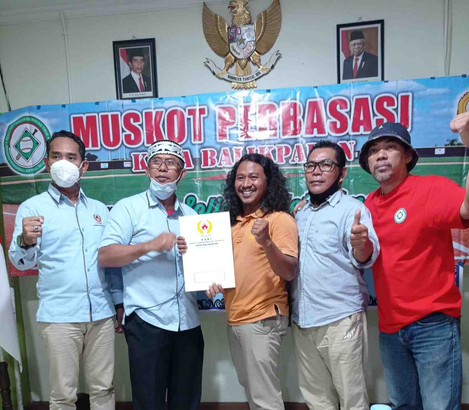 ALIH KEPENGURUSAN: Muso (pegang map) menerima estafet kepemimpinan dari ketua terdahulu Alinur Parawessi.