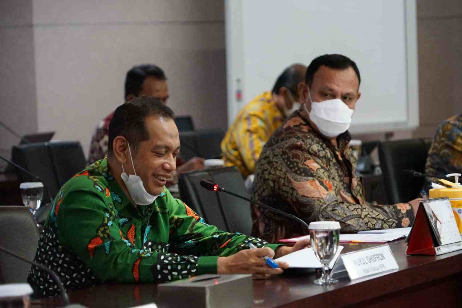 TUTUP RUANG KKN: Direktur Utama PLN Darmawan Prasodjo (kiri) bertemu para pimpinan KPK (kanan) untuk mendapat masukan memperbaiki tata kelola, proses bisnis agar lebih transparan, kredibel, efisien dan efektif sehingga ruang untuk adanya KKN bisa ditutup.