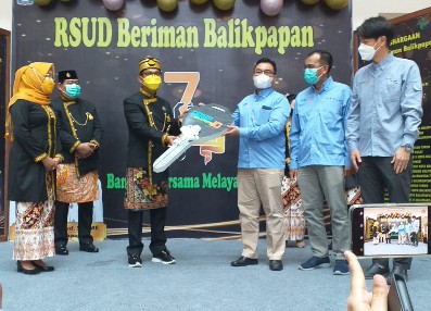 Wali Kota Balikpapan Rahmad Masud menerima kunci mobil simbolis diserahkan Deputy Project Manager M.Islahuddin didampingi  Deputy Project Manager Rahmat Widodo, dan Deputy Project Control Manager Lee Dong Sik.