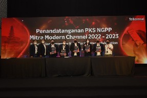 TEKAD BERSAMA: Direktur Sales Telkomsel Adiwinahyu Basuki Sigit (kedua kiri) saat penandatangan kerja sama periode 2022-2023 bersama sejumlah perwakilan mitra modern channel beberapa waktu lalu.