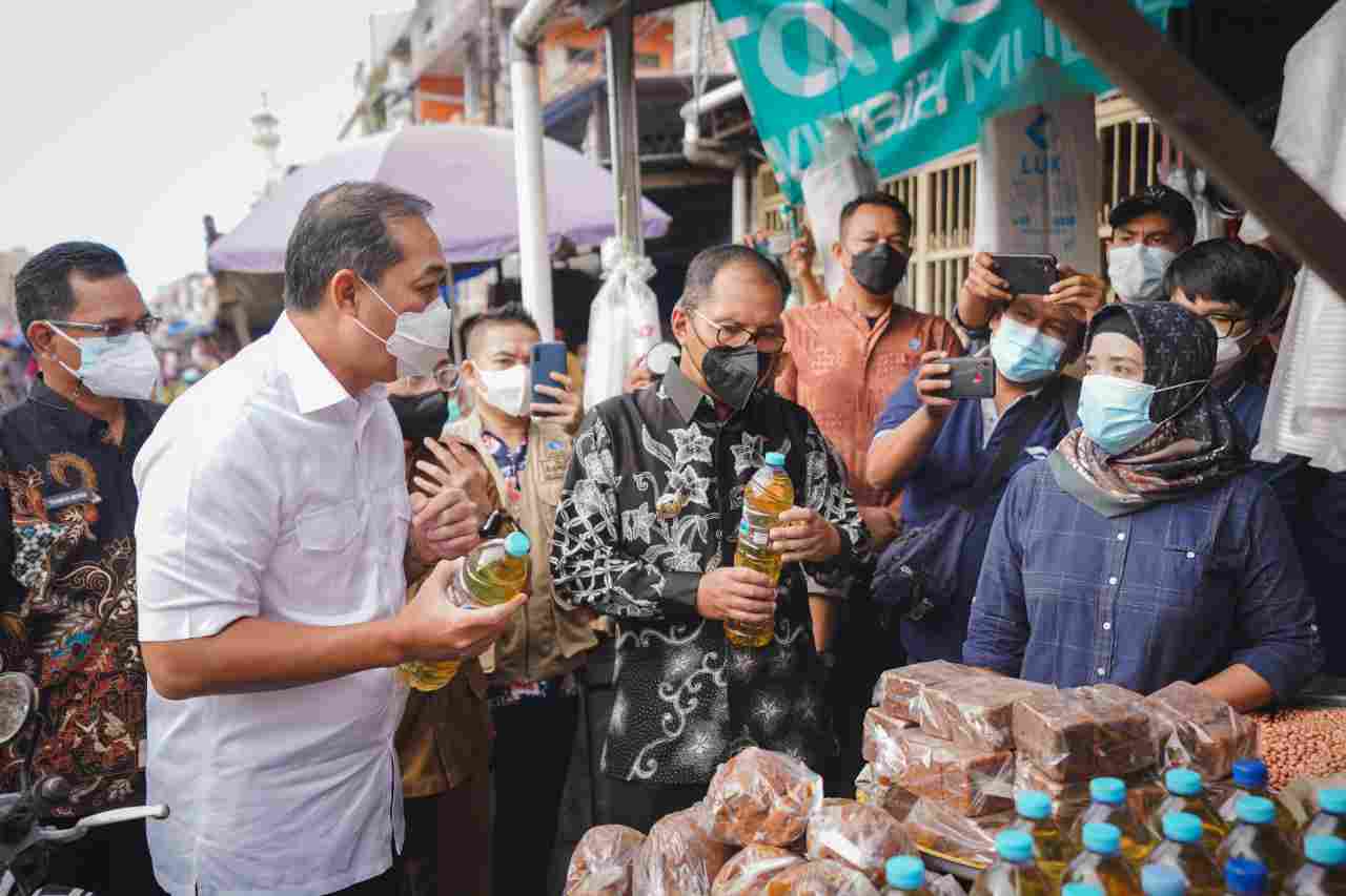 Caption: Mendag Muhammad Lutfi  memastikan bahwa ketersediaan dan distribusi minyak goreng, baik kemasan premium, kemasan sederhana, dan curah lancar dari tingkat distributor hingga konsumen.