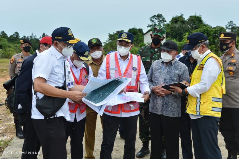 YAKIN TEPAT WAKTU : Menhub Budi Karya Sumadi (tengah) didampingi Gubernu Kaltim dan sejumlah pejabat meninjau lokasi rencana pembangunan Bandara Internasional IKN Nusantara. (HUMAS KEMENHUB)
