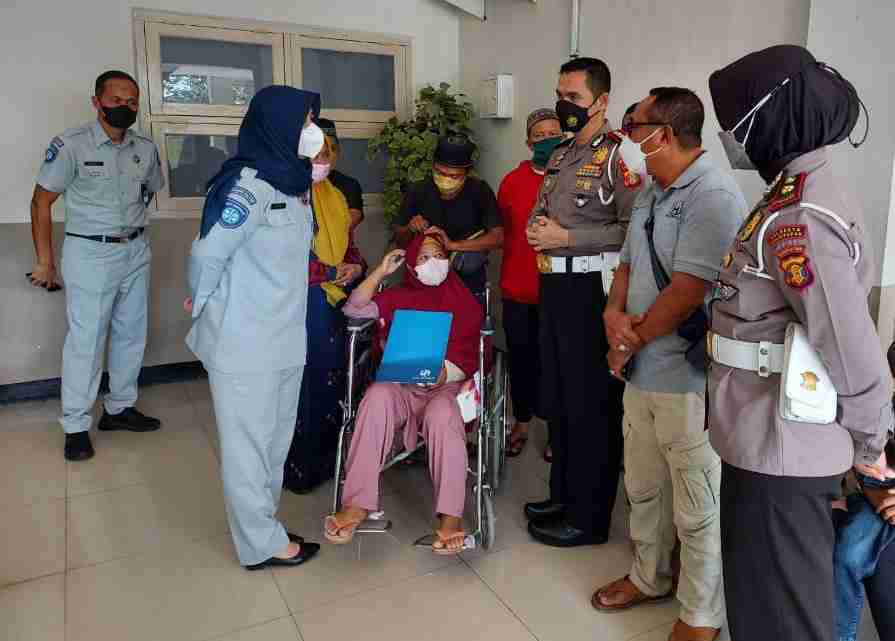 PEDULI : Direktur Lalu Lintas Polda Kaltim, Kombes Sony Irawan bersama Kepala PT Jasa Raharja Kaltimra Eva Yuliasta, mengunjungi ahli waris dan keluarga korban meninggal kecelakaan Muara Rapak di RSKD Balikpapan.