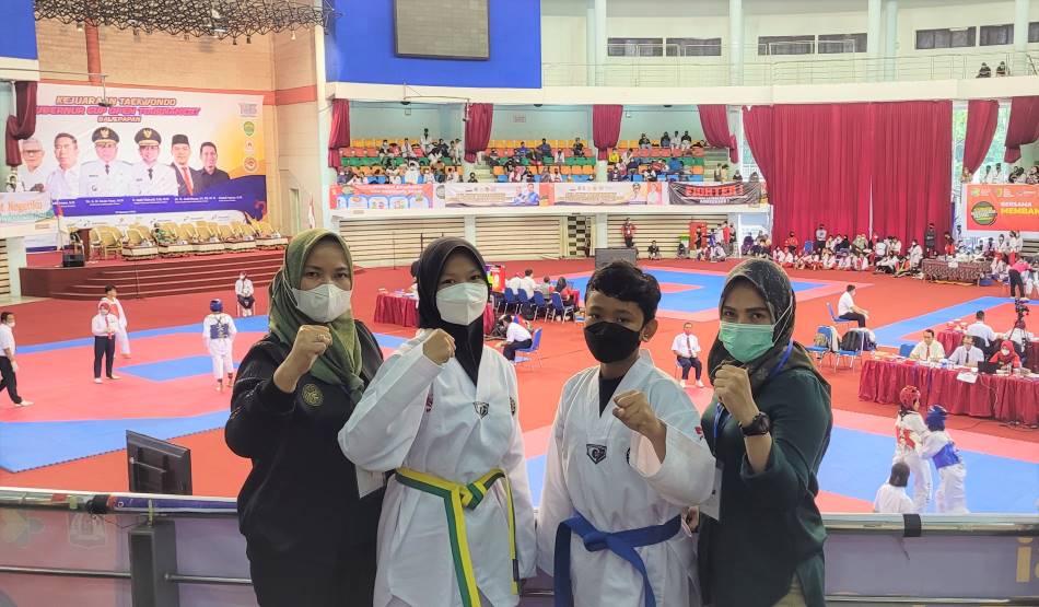 SIAP BERLAGA : Ketua Pengkab TI Paser Yenni Eviliana (kiri) dan pelatih Yuni Ardini (kanan) bersama dua atlet taekwondo Paser Azzahlea Ravalie Wahyudi dan Bastian Ikbal. Menurunkan tujuh atlet, Kabupaten Paser bertekad tampil maksimal pada Piala Gubernur