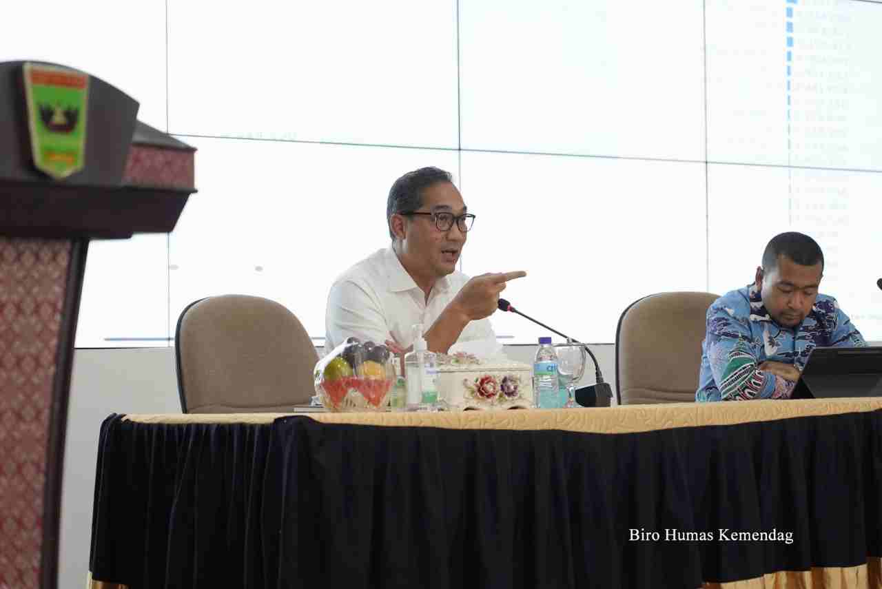 Mendag Muhammad Lutfi dalam rapat koordinasi ketersediaan minyak goreng bersama Pemerintah Daerah Sumatra Barat  di Padang, Sumbar, Kamis (24/02/2022) meminta dinas-dinas perdagangan di daerah untuk melaporkan perkembangan pasokan di daerah mereka, termas