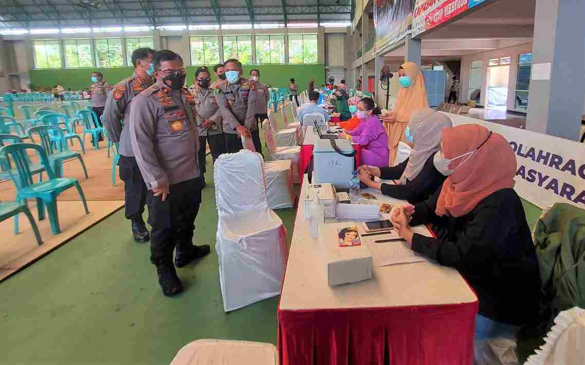 INTERAKSI : Wakapolda Kaltim, Brigen Hariyanto, menyapa tenaga vaksinator di Lapangan Tennis Indoor, Ahad (27/2). Polda Kaltim menyiapkan 4000 dosis vaksin bagi masyarakat Balikpapan dalam program Gebyar Vaksinasi.
