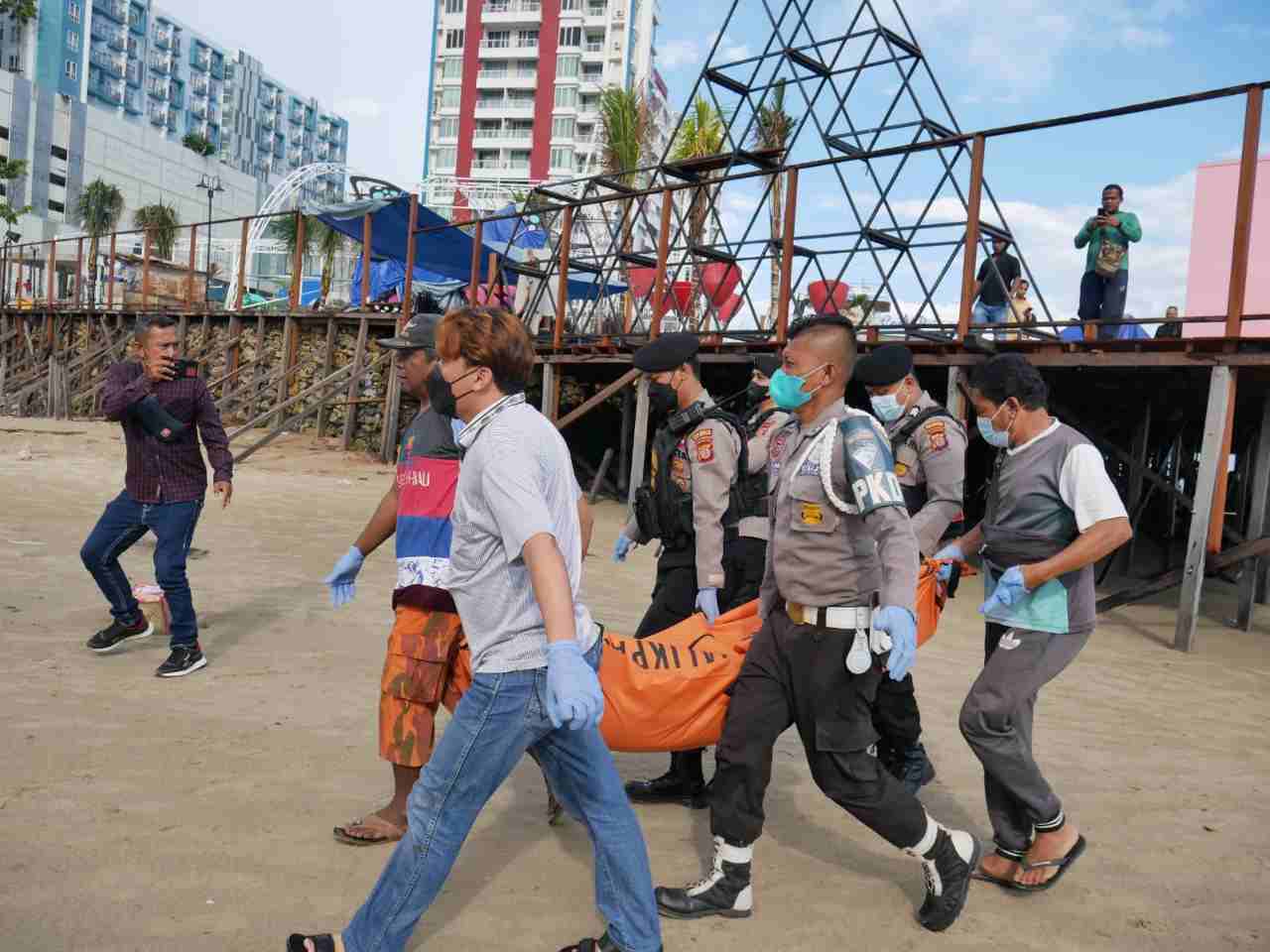 Petugas mengevakuasi jasad Kasiman dari kawasan pesisir Pantai Balikpapan Permai, Kamis (10/3) sore.