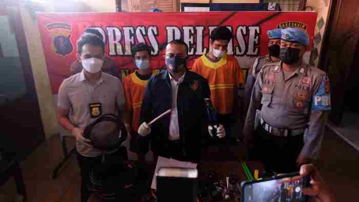 Kasat Reskrim Polresta Balikpapan, Kompol Rengga Puspo Saputro, menunjukkan barang bukti hasil pencurian kabel di gardu listrik milik PLN kepada awak media, Rabu (16/3).