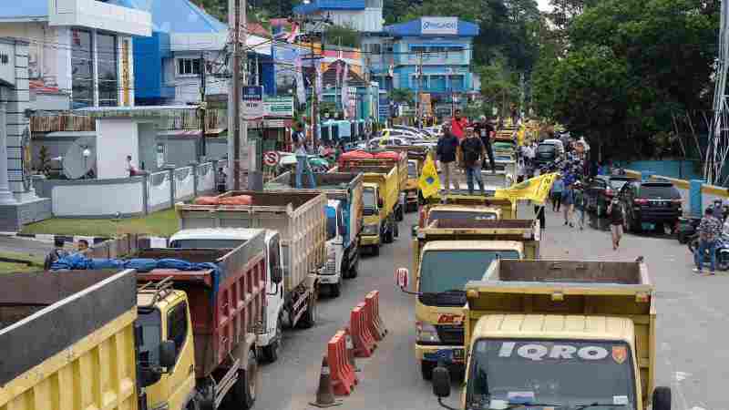 Seratusan truk berjejer rapi di sepanjang Jalan Yos Sudarso, mulai dari Pelabuhan Semayang hingga Pangkalan TNI AL Balikpapan, Rabu (23/3). Supir truk Balikpapan meminta kuota solar ditambah sehingga waktu antrean di SPBU bisa dipersingkat.