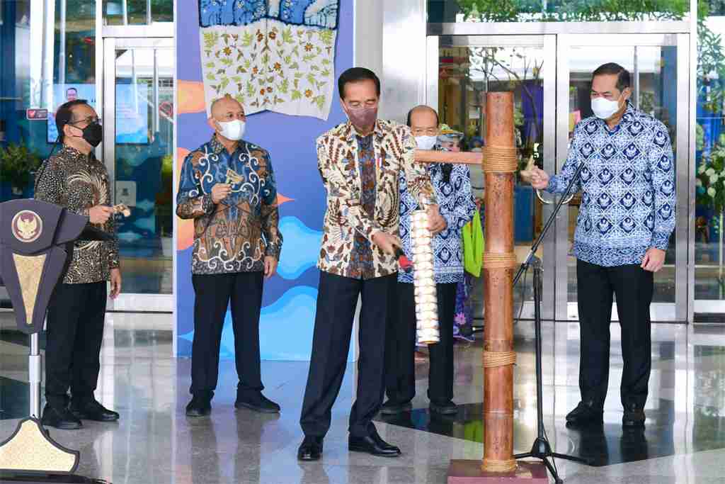 Menteri Perdagangan, Muhammad Lutfi mendampingi Presiden RI, Joko Widodo pada Pembukaan Jakarta Internasional Handicraft Trade Fair (INACRAFT) Tahun 2022 di Jakarta Convention Center, Jakarta, Rabu (23 Maret 2022).