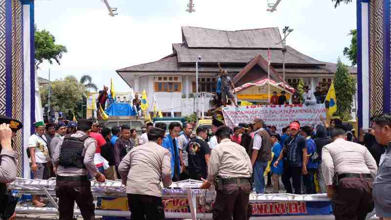 Supir dan mahasiswa melakukan aksi demontrasi di Kantor Pemkot Balikpapan, Rabu (30/3).