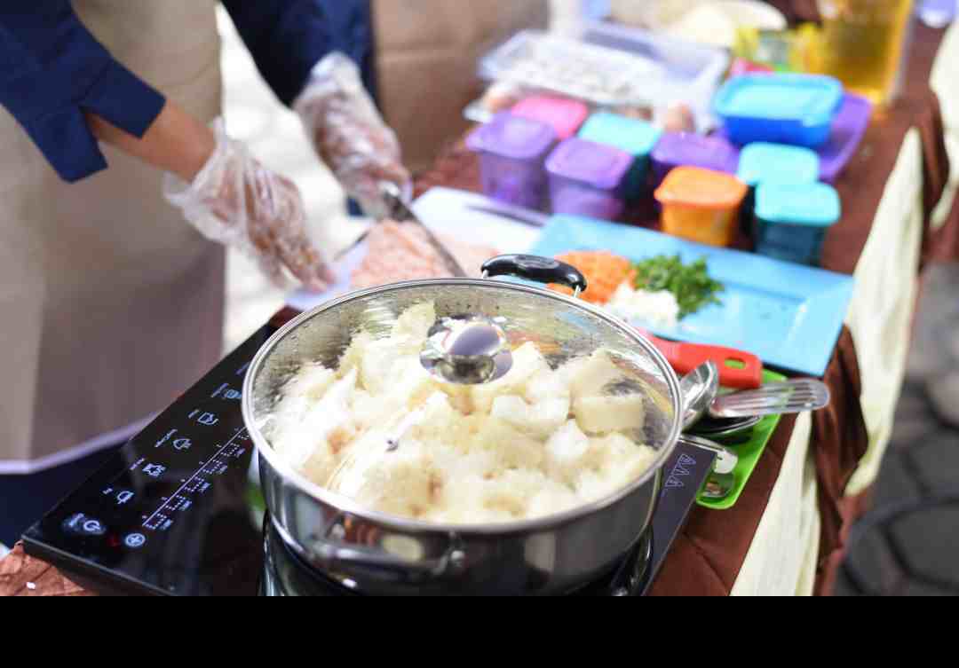 BANYAK KEUNGGULAN: Kompor induksi yang tanpa api dan asap juga lebih sehat bagi penggunanya sebab tidak menghasilkan emisi, selain itu juga ramah terhadap anak-anak karena lebih aman.