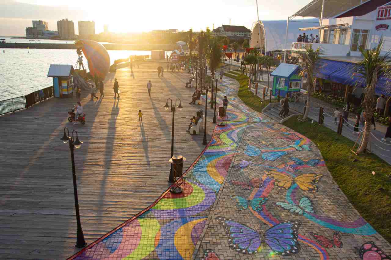 NYAMAN DAN MENYENANGKAN: Selain hadir dengan berbagai fasilitas, di Pantai BSB terdapat banyak spot foto menarik yang dapat dinikmati semua pengunjung.