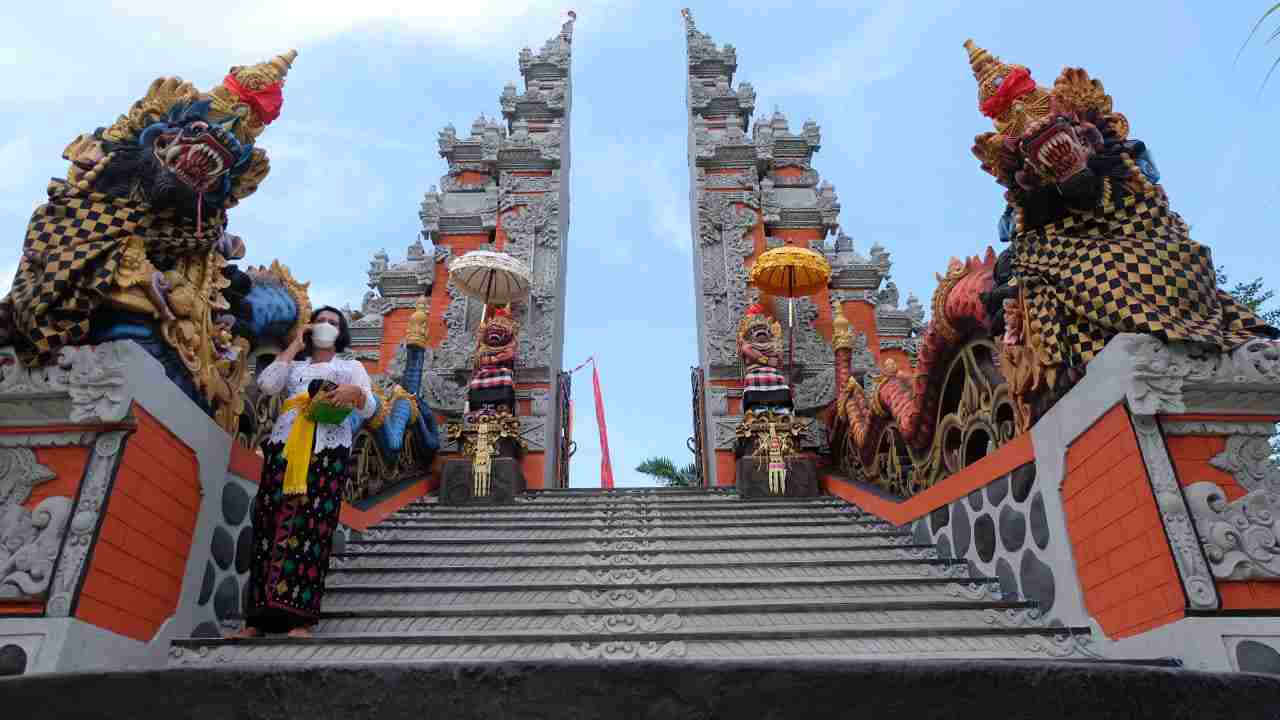 Fasilitas ibadah bagi umat Hindu di Kota Balikpapan semakin lengkap setelah tuntasnya pembangunan Pura Hyang Guru di Jalan Kesatrian, Kilometer 8, Kelurahan Graha Indah, Balikpapan Utara.