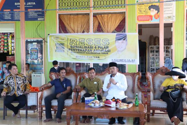 Harum (baju putih) saat berinteraksi dengan warga Desa Muara Pantuan di Balai Desa setempat yang turut dihadiri Ketua RT dan Kepala Desa dalam kegiatan Reses dan Sosialisasi empat pilar penyerapan aspirasi masyarakat Kalimantan Timur.