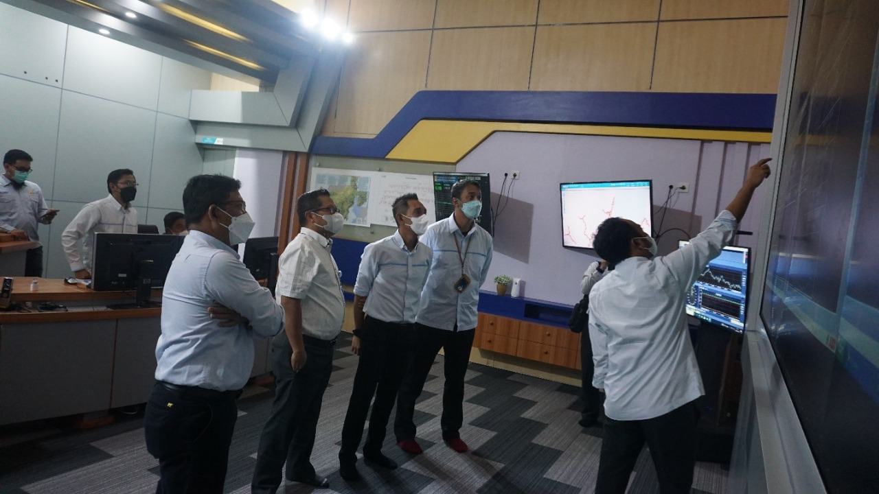 INSPEKSI: Keandalan pasokan listrik selama Idulfitri juga mendapat perhatian dari seluruh jajaran manajemen PLN. Executive Vice President Retail Regional Sumatera Kalimantan Sigit Witjaksono (dua kiri) melakukan inspeksi langsung ke PLN UP2B Kalimantan.