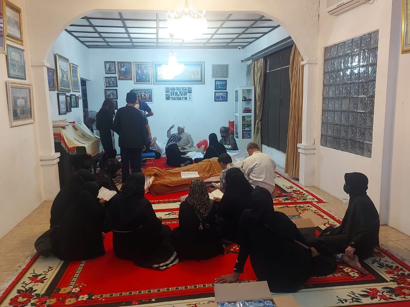 Sejumlah pelayat memberikan doa kepada almarhum Johny Ng yang berpulang, Kamis (12/5) sore.