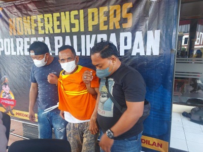 BS (51), tersangka pencurian ini mesti dipapah oleh polisi saat rilis pengungkapan kasus. Saat akan ditangkap, BS melakukan perlawanan sehingga polisi memberi hadiah timah panas di kaki kirinya.