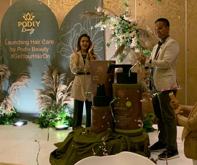 LOCAL BRAND: Putri dan Adi saat meluncurkan Prodiy Beauty Hair Care di Grand Jatra Hotel Balikpapan, Jumat (20/5) siang tadi.