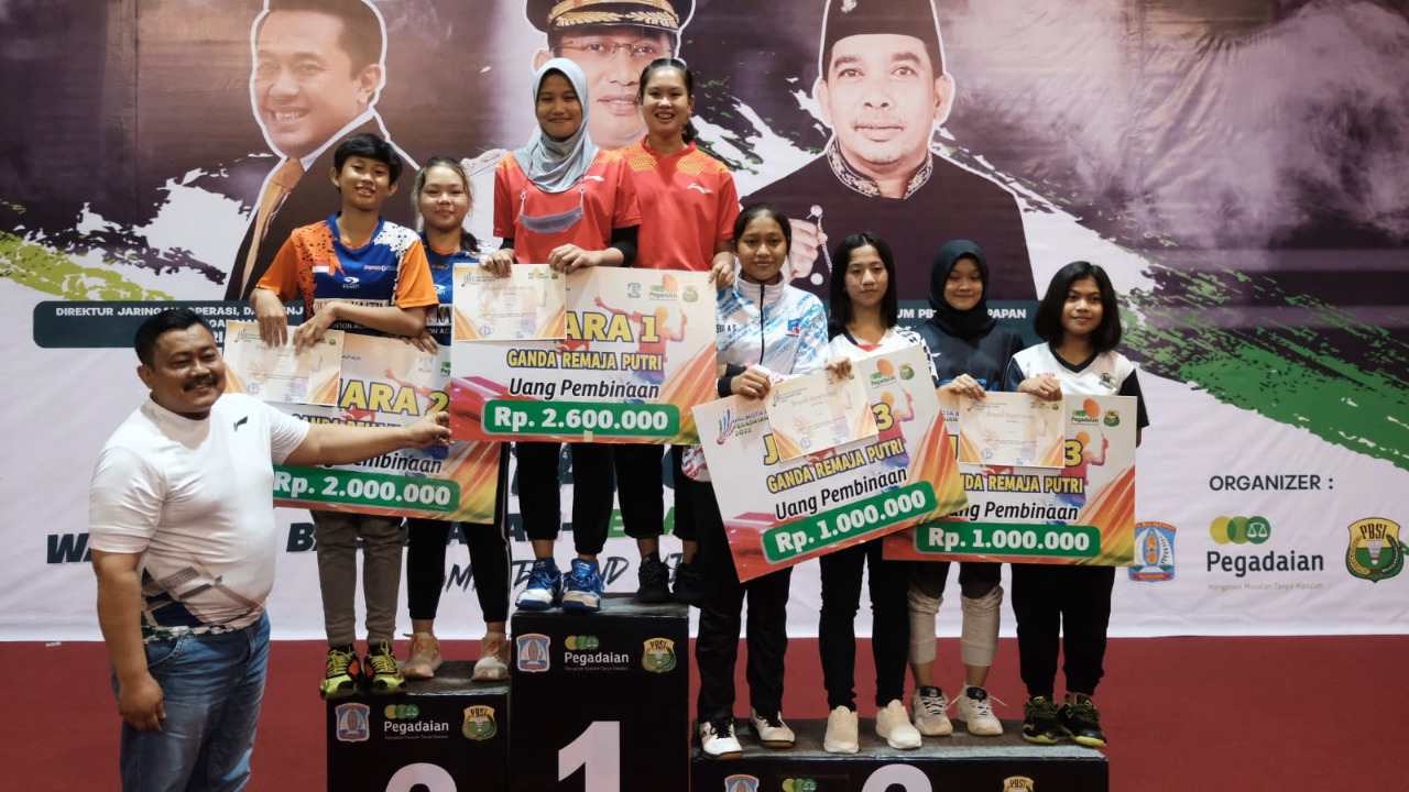 Plt Pimpinan Pegadaian Kanwil IV Balikpapan, Ali Mustaat, menyerahkan hadiah kepada pebulutangkis yang menjuarai Wali Kota Balikpapan-Pegadaian Open.