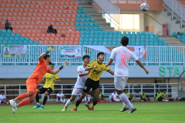 Striker Persiba Aji Kusuma (kuning) berusaha merebut bola dari pemain Persikabo pada uji coba di Stadion Pakansari, Bogor, Sabtu (4/6) pagi. Uji coba dimenangkan Persikabo dengan skor tipis 2-1. (Foto: media officer Persiba)