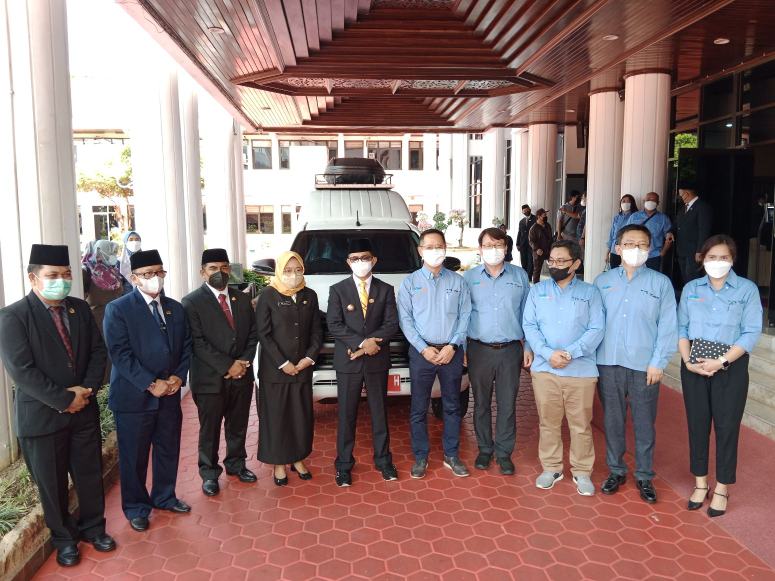 Manajemen RDMP Balikpapan JO (kemeja biru) bersama Wali Kota Balikpapan dan jajaran pejabat utama Pemkot Balikpapan usai menyerahkan dua unit kendaraan Promkes.