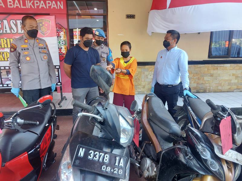 MJ, ibu rumah tangga asal Balikpapan ini beraksi seorang diri mencuri empat kendaraan bermotor.