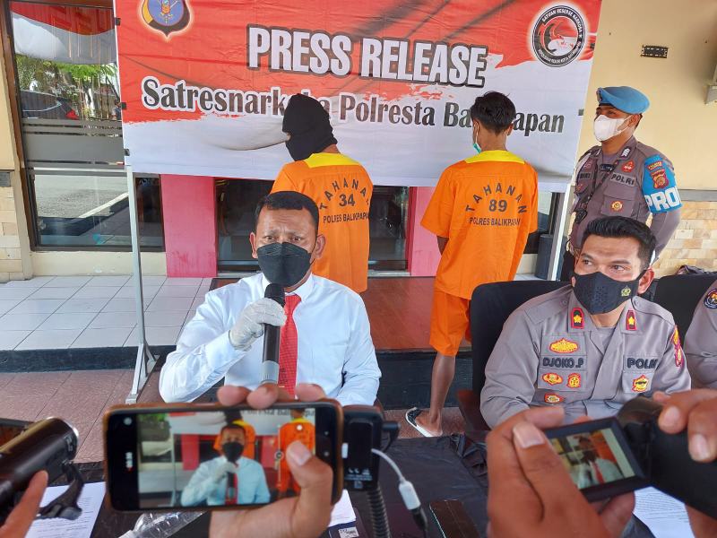 Kasat Resnarkoba Polresta Balikpapan, Kompol Roganda (kiri) memberikan keterangan kepada jurnalis di Balikpapan, Senin (27/6).