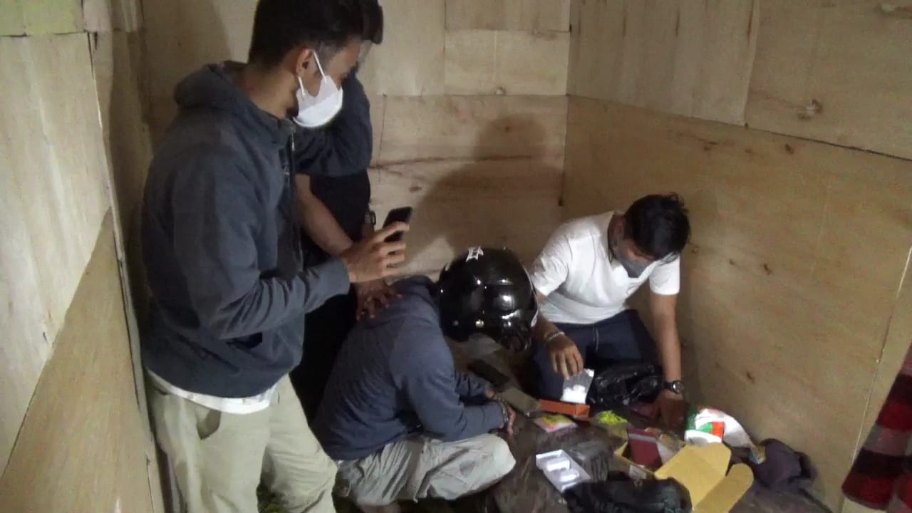 , warga Karang Jati, Balikpapan Tengah, tak berkutik saat diringkus Tim Opsnal Satres Narkoba Polresta Balikpapan. Dari tangan kurir ini, polisi menyita 45 gram sabu.