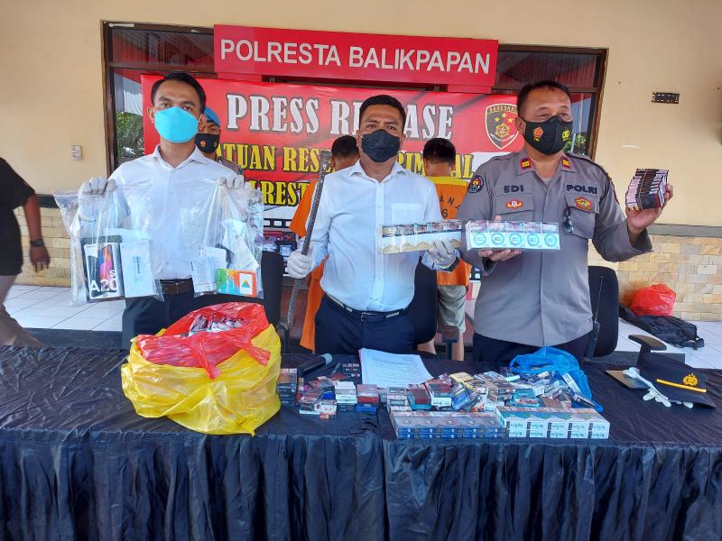 Kasat Reskrim Polresta Balikpapan, Kompol Rengga Puspo Saputro, menunjukkan ratusan bungkus rokok yang merupakan barang bukti pencurian di salah satu minimarket di Jalan MT Haryono.