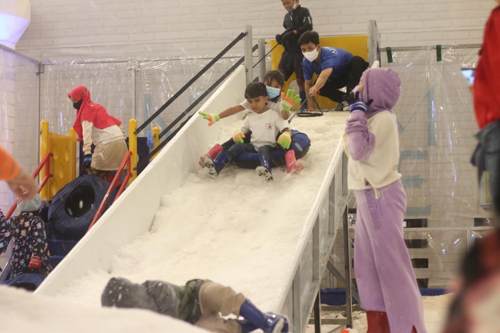 Pengunjung antusias menikmati wahana snow playland Di Pentacity Mall, yang disuguhkan pengelola Balikpapan Super Block (BSB). Selain snow playland, pengunjung juga dapat menikmati wahana ice skating di eWalk.