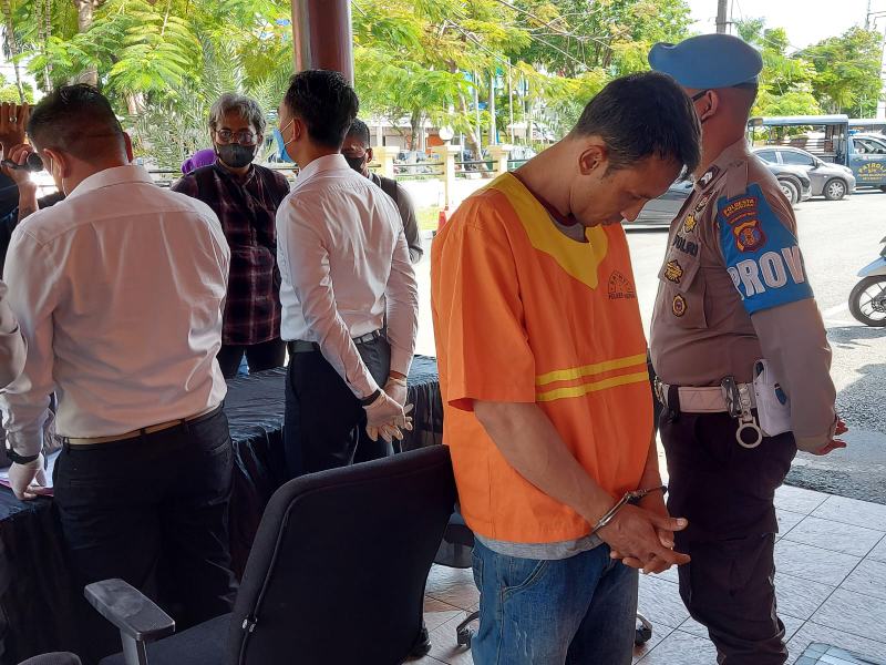 Polisi berhasil menangkap AP (34), residivis kasus pencurian yang beraksi di toko ATK di Jalan A Yani.