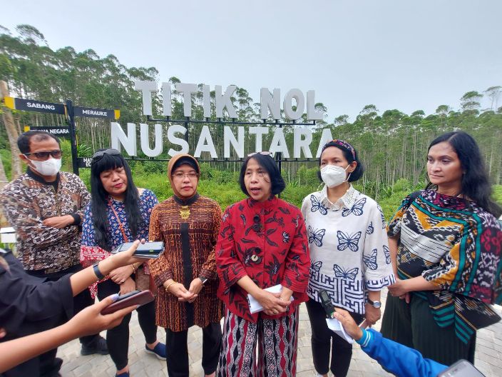 Presiden Indonesia Diaspora Network (IDN) Global  Kartini Sarsilaningsih (tiga kanan) bersama Deputi Bidang Ekonomi Kementerian PPN/Bappenas Amalia Adininggar Widyasanti (tiga kiri) di Titik Nol Nusantara, Kecamatan Sepaku, Rabu (5/7).