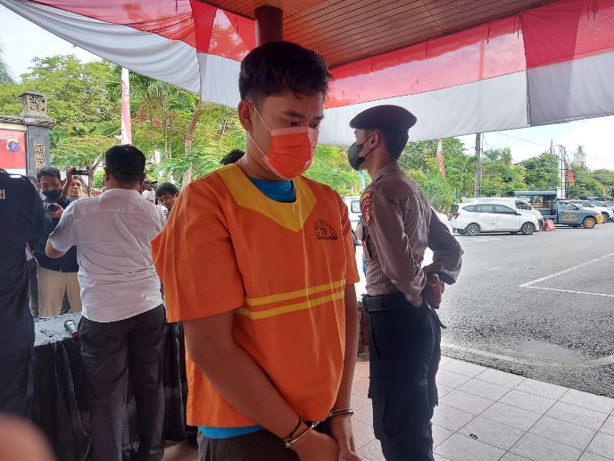 Polisi menangkap RS, porter di salah satu maskapai yang membobol koper milik Dewi Perssik, pertengahan Juni lalu.