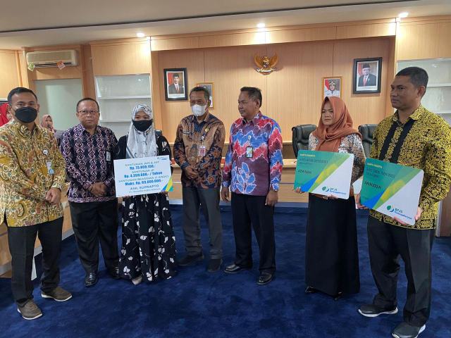 KESELAMATAN KERJA: Keluarga dari Kartu Kepesertaan BPJS Ketenagakerjaan Cabang Paser Tanah Grogot dan masyarakat yang menerima santunan di Ruang Rapat Sadurengas, Kamis (7/7).