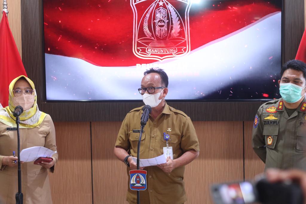 Juru Bicara Satgas Covid-19, Andi Sri Juliarty (kiri) menyampaikan rilis terkait perkembangan kasus Covid-19 di Balikpapan kepada awak media di Balai Kota, Selasa (12/7).  (foto: ANGGI PRADITHA/KP)