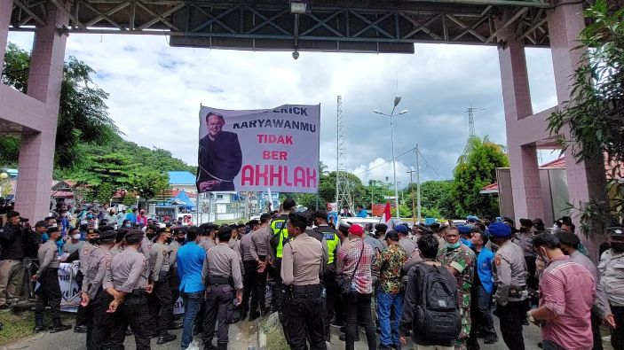 Ratusan nelayan Manggar, menggelar demo terkait pembuangan lumpur di kawasan Laut Manggar.