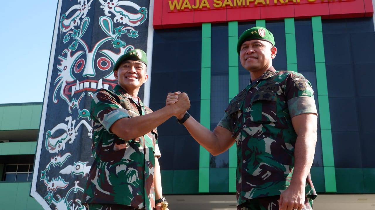 Mayjen TNI Tri Budi Utomo (kiri) menggantikan Mayjen TNI Teguh Pudjo Rumekso sebagai Pangdam VI Mulawarman.