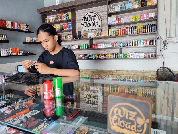 BISNIS CUAN: Bisnis rokok elektrik makin ke sini makin menjanjikan, salah satu pelaku usaha di Kabupaten Paser Wiz Cloud Vape Store yang kini telah memiliki tiga cabang toko sejak 2017 membuka.