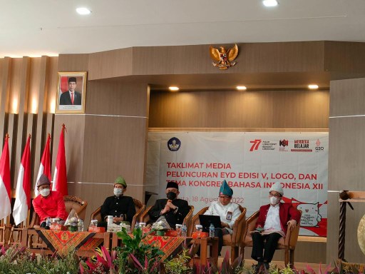 Kepala Badan Bahasa, E. Aminudin Aziz (tengah) saat konferensi pers Peluncuran Ejaan Bahasa Indonesia yang Disempurnakan (EYD) Edisi V serta tema dan logo Kongres Bahasa Indonesia (KBI) XII di Aula Sasadu, Kantor Badan Bahasa, Rawamangun, Jakarta pada Kam