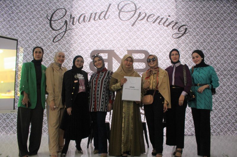 Istri Wakil Gubernur Kaltim Hj Erna Makmur Hadi, tampak memegang bingkisan Brand No Brand saat di kegiatan grand opening.