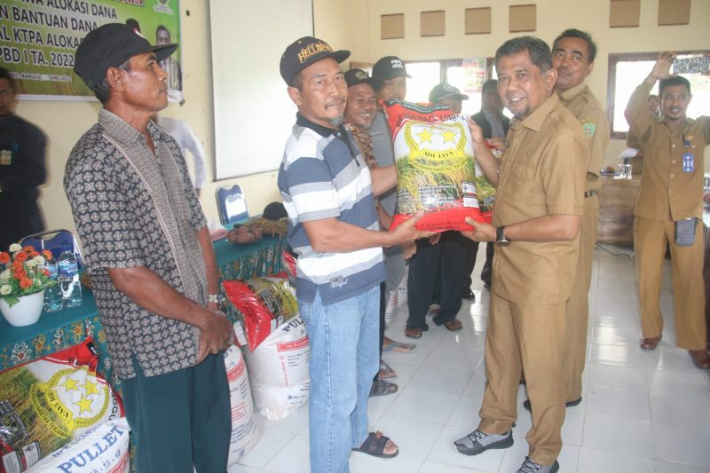 Serah Terima Simbolis Sarana Produksi Padi rawa di Kecamatan Babulu