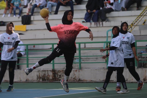 Tim handball putri SMA 3 Balikpapan sukses menuntaskan perlawanan SMK 1 Balikpapan dan keluar sebagai juara Kejurball 2022.