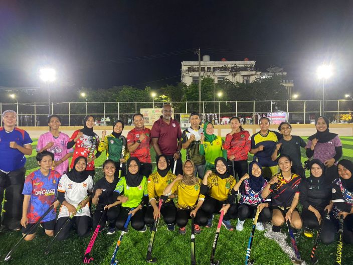 Direktur Teknik Tim Hoki  Indonesia, Muhammad Dhaarma Raj Abdullah selepas memberikan arahan kepada atlet hoki Balikpapan di Lapangan Foni, Balikpapan Barat, Selasa (30/9) malam.