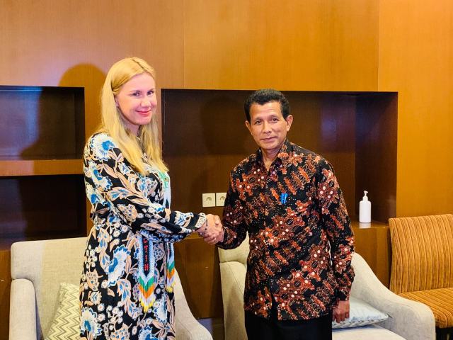 Kepala Dinas Energi dan Sumber Daya Mineral (ESDM) Kaltim, Munawwar (kanan) bersama Menteri Energi Uni Eropa (EU), H.E. Kadri Simson.